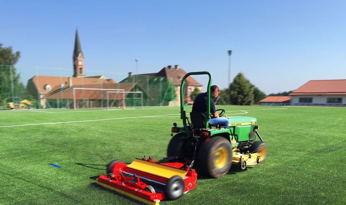 tow-behind device for the cleaning and care of artificial turf