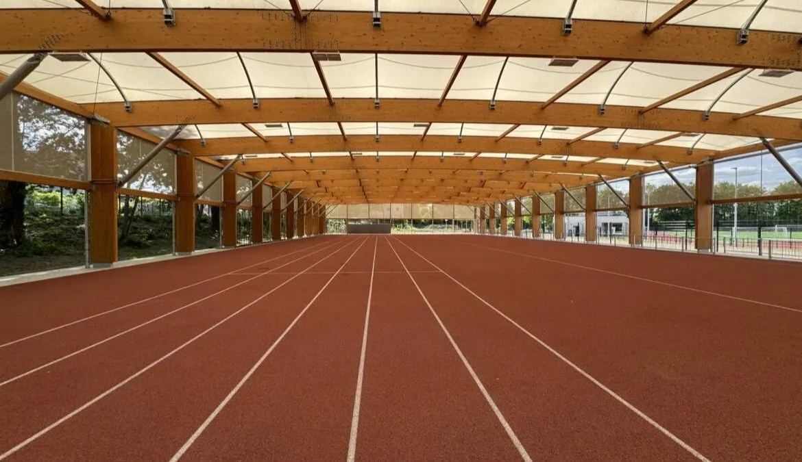 Construction of a sports canopy covering a running track